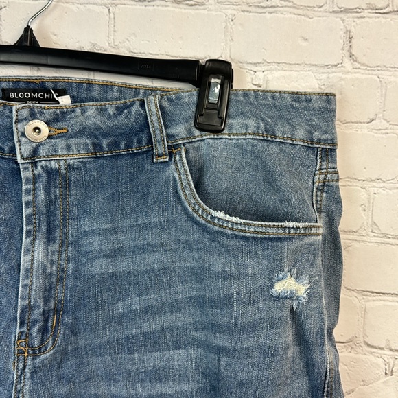 BloomChic Stretchy Light Wash Roll Hem Distressed Denim Shorts Plus Size 20 - Picture 3 of 6